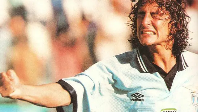 È morto Igor Protti a 58 anni dopo una lunga battaglia contro un tumore. L'ex attaccante della Lazio è ricordato per il gol nel derby e il trenino sotto la Curva Sud. È morto Igor Protti a 58 anni dopo una lunga battaglia contro un tumore. L'ex attaccante della Lazio è ricordato per il gol nel derby e il trenino sotto la Curva Sud.