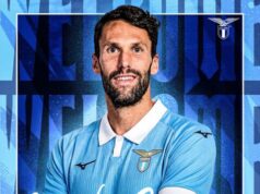 Ufficiale, il primo “colpo” della Lazio: Pedraza firma e comunicato Alfonso Pedraza con la sciarpa della Lazio nel giorno della firma