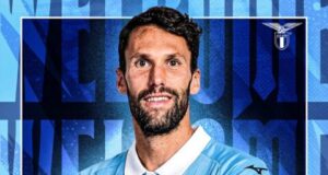 Ufficiale, il primo “colpo” della Lazio: Pedraza firma e comunicato Alfonso Pedraza sorridente durante la sua prima intervista con la maglia della Lazio