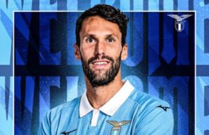 Ufficiale, il primo “colpo” della Lazio: Pedraza firma e comunicato Alfonso Pedraza con la sciarpa della Lazio nel giorno della firma