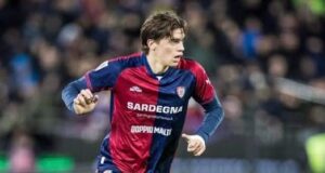 Lazio, caso Markmann: affare a rischio, il giocatore frena Noah Markmann in campo con un'espressione dubbiosa