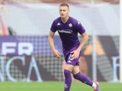 Lazio, rivoluzione in difesa: spunta l’opzione Comuzzo Il giovane difensore Pietro Comuzzo in azione con la maglia della Fiorentina