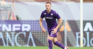 Lazio, rivoluzione in difesa: spunta l’opzione Comuzzo Il giovane difensore Pietro Comuzzo in azione con la maglia della Fiorentina