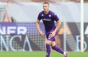 Lazio, rivoluzione in difesa: spunta l’opzione Comuzzo Il giovane difensore Pietro Comuzzo in azione con la maglia della Fiorentina