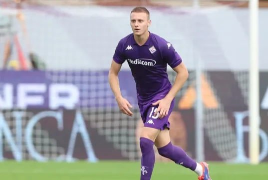 Lazio, rivoluzione in difesa: spunta l’opzione Comuzzo Il giovane difensore Pietro Comuzzo in azione con la maglia della Fiorentina