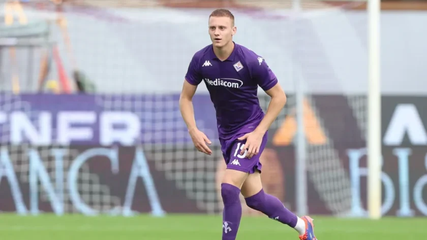 Il giovane difensore Pietro Comuzzo in azione con la maglia della Fiorentina