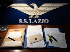 Lotito e Irriducibili: server distrutto e giallo minacce Dettaglio di un fascicolo processuale e lo stemma della Lazio