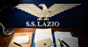 Lotito e Irriducibili: server distrutto e giallo minacce Dettaglio di un fascicolo processuale e lo stemma della Lazio