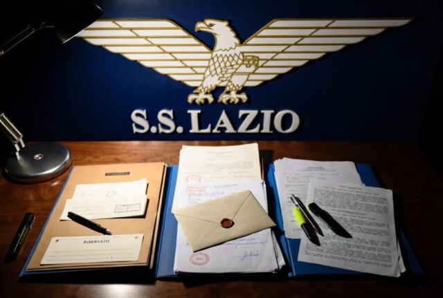 lotito-digos-irriducibili Dettaglio di un fascicolo processuale e lo stemma della Lazio