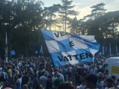 Lazio, 20mila in piazza: l’attacco a Lotito e i messaggi La marea di tifosi della Lazio in piazza con bandiere e fumogeni