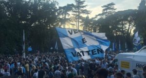 Lazio, 20mila in piazza: l’attacco a Lotito e i messaggi La marea di tifosi della Lazio in piazza con bandiere e fumogeni