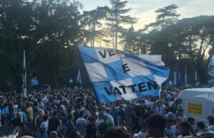 Lazio, crollo abbonamenti: appena 4.500 tessere, è il dato più basso dell’era Lotito La marea di tifosi della Lazio in piazza con bandiere e fumogeni