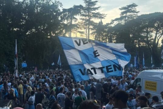 Lazio, crollo abbonamenti: appena 4.500 tessere, è il dato più basso dell’era Lotito La marea di tifosi della Lazio in piazza con bandiere e fumogeni