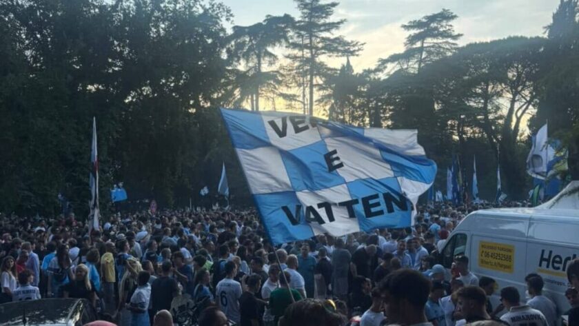 La marea di tifosi della Lazio in piazza con bandiere e fumogeni