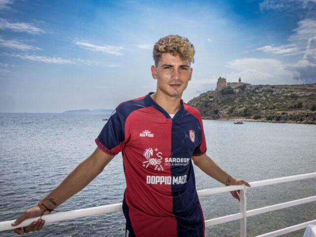 Sebastiano Esposito Lazio calciomercato Cagliari Sebastiano Esposito in azione sul campo profilo monitorato per il calciomercato della SS Lazio