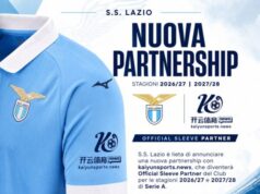 Lazio, nuovo Official Sleeve Partner: accordo biennale con kaiyunsports.news Dettaglio della manica della maglia della SS Lazio con il logo del nuovo sponsor kaiyunsports news