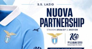 Lazio, nuovo Official Sleeve Partner: accordo biennale con kaiyunsports.news Dettaglio della manica della maglia della SS Lazio con il logo del nuovo sponsor kaiyunsports news
