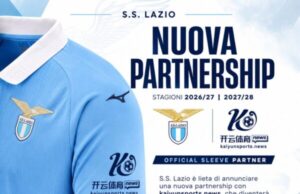 Lazio, nuovo Official Sleeve Partner: accordo biennale con kaiyunsports.news Dettaglio della manica della maglia della SS Lazio con il logo del nuovo sponsor kaiyunsports news