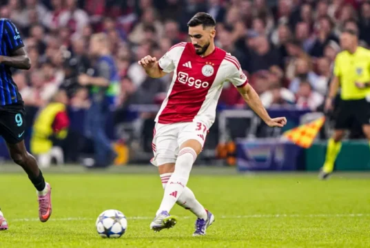 Calciomercato Lazio, rinforzo per la difesa: fumata bianca in arrivo per Josip Sutalo Josip Sutalo in campo con la maglia dell'Ajax nuovo difensore della SS Lazio