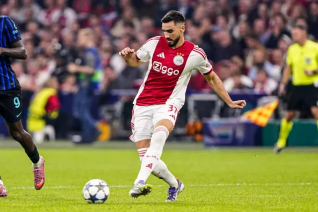Josip Sutalo in campo con la maglia dell'Ajax nuovo difensore della SS Lazio