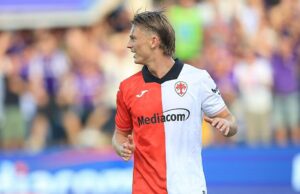 Calciomercato Lazio, è fatta per Gudmundsson: arriva dalla Fiorentina. Tutti i dettagli dell’affare Albert Gudmundsson alla Lazio: affare fatto con la Fiorentina. Prestito da 1 milione e diritto di riscatto a 12 milioni. Contratto fino al 2030.