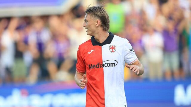 Albert Gudmundsson alla Lazio: affare fatto con la Fiorentina. Prestito da 1 milione e diritto di riscatto a 12 milioni. Contratto fino al 2030. Albert Gudmundsson alla Lazio: affare fatto con la Fiorentina. Prestito da 1 milione e diritto di riscatto a 12 milioni. Contratto fino al 2030.