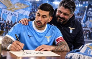 Lazio, clamoroso retroscena: i giocatori pensano a una lettera aperta a Lotito per chiedere un passo verso i tifosi Retroscena di Bisignani: i giocatori della Lazio starebbero pensando a una lettera aperta a Lotito per chiedere un passo verso i tifosi. Gattuso sarebbe favorevole.