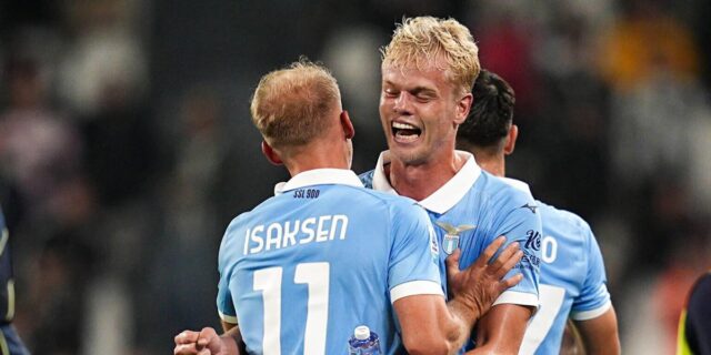 La Lazio travolge la Juventus 3-0 all’Allianz Stadium con Provstgaard, Isaksen e Dele-Bashiru e torna in testa alla Serie A con l’Inter. La Lazio travolge la Juventus 3-0 all’Allianz Stadium con Provstgaard, Isaksen e Dele-Bashiru e torna in testa alla Serie A con l’Inter.