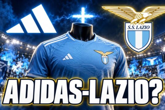 Adidas pronta a chiudere un altro grande accordo in Italia. Sarà la volta della Lazio? Adidas prepara un nuovo grande accordo nel calcio italiano per il 2027. Con la scadenza di Mizuno, può essere la Lazio la nuova squadra delle Tre Strisce?