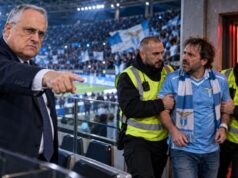 Lazio, applaude i cori contro Lotito e viene identificato? Il racconto di un tifoso accende il caso Un episodio avvenuto dopo Lazio-Monza sta facendo discutere l’ambiente biancoceleste. Giuseppe Aquilini ha raccontato a Radio Laziale di aver applaudito, durante la partita, i cori contro Claudio Lotito provenienti dal settore occupato dai tifosi del Monza e di essere stato successivamente fermato da uno steward, che gli avrebbe chiesto biglietto e documento arrivando, secondo il suo racconto, a fotografarli. I cori contro Lotito durante Lazio-Monza e gli applausi arrivati da parte dei sostenitori biancocelesti presenti all’Olimpico sono stati effettivamente riportati da più fonti. Lazionews.eu Diverso, però, è il caso relativo all’identificazione del singolo tifoso: al momento non risultano conferme indipendenti sulle ragioni del controllo né sull’eventuale adozione di provvedimenti nei suoi confronti. Il racconto di Aquilini Secondo quanto riferito dal tifoso a Radio Laziale, al termine dell’incontro uno steward gli avrebbe chiesto di mostrare il biglietto e un documento d’identità. Aquilini sostiene inoltre che i documenti sarebbero stati fotografati. È questo il passaggio che ha sollevato interrogativi e preoccupazioni: per quale motivo sarebbe stato identificato? Al momento, però, non è possibile stabilire sulla base degli elementi disponibili se il controllo fosse collegato agli applausi contro Lotito oppure ad altre ragioni di sicurezza o gestione dello stadio. Nessun divieto d’ingresso risulta confermato La preoccupazione espressa dal tifoso è che l’identificazione possa essere utilizzata per impedirgli in futuro l’accesso allo stadio. Ma su questo punto serve prudenza. Non risulta attualmente confermato alcun DASPO, divieto d’ingresso o altro provvedimento formale nei confronti di Aquilini. Non sarebbe quindi corretto trasformare il timore del tifoso in un fatto già accertato. Gli applausi contro Lotito durante Lazio-Monza Il contesto nel quale si inserisce il racconto è invece documentato. Durante Lazio-Monza, dal settore ospiti sono partiti più volte cori contro Claudio Lotito. I tifosi biancocelesti presenti hanno reagito applaudendo. LazioPress.it L’episodio ha rappresentato un’ulteriore manifestazione della contestazione che da mesi accompagna il rapporto tra una parte della tifoseria e la presidenza. La domanda è: perché fotografare i documenti? Ed è proprio questo l’aspetto che meriterebbe un chiarimento. Chiedere un documento nell’ambito di un controllo di sicurezza può avere diverse ragioni. Ma se fosse confermato che l’identificazione è avvenuta esclusivamente per aver applaudito una contestazione pacifica, la vicenda assumerebbe un significato molto diverso. Per questo sarebbe importante conoscere la versione dello steward, della società o degli organismi responsabili della sicurezza dell’Olimpico. Contestare pacificamente non equivale a commettere un illecito Un applauso o una manifestazione pacifica di dissenso, di per sé, non dimostrano comportamenti violenti o illeciti. Il punto da chiarire è quindi se durante l’episodio siano avvenuti altri fatti oppure se il controllo sia stato effettivamente collegato soltanto alla contestazione. Senza questa informazione, ogni conclusione sarebbe prematura. Una vicenda da chiarire La questione, quindi, non può essere presentata oggi come “un tifoso punito perché ha applaudito contro Lotito”. Quello che possiamo dire è questo: un tifoso afferma di essere stato identificato e di aver visto fotografare i propri documenti dopo aver applaudito cori contro il presidente. Il motivo del controllo non è stato ancora chiarito. E non risulta confermato alcun provvedimento successivo. Proprio per questo, una spiegazione ufficiale sarebbe utile per evitare che dubbi e sospetti alimentino ulteriormente una frattura già molto profonda tra società e tifoseria.