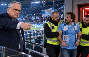 Lazio, applaude i cori contro Lotito e viene identificato? Il racconto di un tifoso accende il caso Un episodio avvenuto dopo Lazio-Monza sta facendo discutere l’ambiente biancoceleste. Giuseppe Aquilini ha raccontato a Radio Laziale di aver applaudito, durante la partita, i cori contro Claudio Lotito provenienti dal settore occupato dai tifosi del Monza e di essere stato successivamente fermato da uno steward, che gli avrebbe chiesto biglietto e documento arrivando, secondo il suo racconto, a fotografarli. I cori contro Lotito durante Lazio-Monza e gli applausi arrivati da parte dei sostenitori biancocelesti presenti all’Olimpico sono stati effettivamente riportati da più fonti. Lazionews.eu Diverso, però, è il caso relativo all’identificazione del singolo tifoso: al momento non risultano conferme indipendenti sulle ragioni del controllo né sull’eventuale adozione di provvedimenti nei suoi confronti. Il racconto di Aquilini Secondo quanto riferito dal tifoso a Radio Laziale, al termine dell’incontro uno steward gli avrebbe chiesto di mostrare il biglietto e un documento d’identità. Aquilini sostiene inoltre che i documenti sarebbero stati fotografati. È questo il passaggio che ha sollevato interrogativi e preoccupazioni: per quale motivo sarebbe stato identificato? Al momento, però, non è possibile stabilire sulla base degli elementi disponibili se il controllo fosse collegato agli applausi contro Lotito oppure ad altre ragioni di sicurezza o gestione dello stadio. Nessun divieto d’ingresso risulta confermato La preoccupazione espressa dal tifoso è che l’identificazione possa essere utilizzata per impedirgli in futuro l’accesso allo stadio. Ma su questo punto serve prudenza. Non risulta attualmente confermato alcun DASPO, divieto d’ingresso o altro provvedimento formale nei confronti di Aquilini. Non sarebbe quindi corretto trasformare il timore del tifoso in un fatto già accertato. Gli applausi contro Lotito durante Lazio-Monza Il contesto nel quale si inserisce il racconto è invece documentato. Durante Lazio-Monza, dal settore ospiti sono partiti più volte cori contro Claudio Lotito. I tifosi biancocelesti presenti hanno reagito applaudendo. LazioPress.it L’episodio ha rappresentato un’ulteriore manifestazione della contestazione che da mesi accompagna il rapporto tra una parte della tifoseria e la presidenza. La domanda è: perché fotografare i documenti? Ed è proprio questo l’aspetto che meriterebbe un chiarimento. Chiedere un documento nell’ambito di un controllo di sicurezza può avere diverse ragioni. Ma se fosse confermato che l’identificazione è avvenuta esclusivamente per aver applaudito una contestazione pacifica, la vicenda assumerebbe un significato molto diverso. Per questo sarebbe importante conoscere la versione dello steward, della società o degli organismi responsabili della sicurezza dell’Olimpico. Contestare pacificamente non equivale a commettere un illecito Un applauso o una manifestazione pacifica di dissenso, di per sé, non dimostrano comportamenti violenti o illeciti. Il punto da chiarire è quindi se durante l’episodio siano avvenuti altri fatti oppure se il controllo sia stato effettivamente collegato soltanto alla contestazione. Senza questa informazione, ogni conclusione sarebbe prematura. Una vicenda da chiarire La questione, quindi, non può essere presentata oggi come “un tifoso punito perché ha applaudito contro Lotito”. Quello che possiamo dire è questo: un tifoso afferma di essere stato identificato e di aver visto fotografare i propri documenti dopo aver applaudito cori contro il presidente. Il motivo del controllo non è stato ancora chiarito. E non risulta confermato alcun provvedimento successivo. Proprio per questo, una spiegazione ufficiale sarebbe utile per evitare che dubbi e sospetti alimentino ulteriormente una frattura già molto profonda tra società e tifoseria.