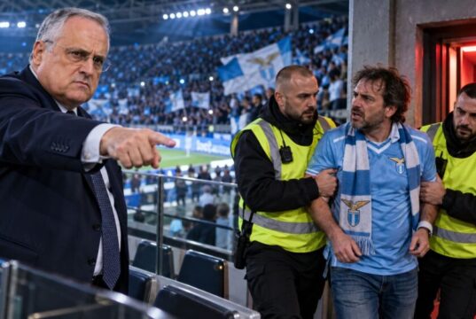 Lazio, applaude i cori contro Lotito e viene identificato? Il racconto di un tifoso accende il caso Un episodio avvenuto dopo Lazio-Monza sta facendo discutere l’ambiente biancoceleste. Giuseppe Aquilini ha raccontato a Radio Laziale di aver applaudito, durante la partita, i cori contro Claudio Lotito provenienti dal settore occupato dai tifosi del Monza e di essere stato successivamente fermato da uno steward, che gli avrebbe chiesto biglietto e documento arrivando, secondo il suo racconto, a fotografarli. I cori contro Lotito durante Lazio-Monza e gli applausi arrivati da parte dei sostenitori biancocelesti presenti all’Olimpico sono stati effettivamente riportati da più fonti. Lazionews.eu Diverso, però, è il caso relativo all’identificazione del singolo tifoso: al momento non risultano conferme indipendenti sulle ragioni del controllo né sull’eventuale adozione di provvedimenti nei suoi confronti. Il racconto di Aquilini Secondo quanto riferito dal tifoso a Radio Laziale, al termine dell’incontro uno steward gli avrebbe chiesto di mostrare il biglietto e un documento d’identità. Aquilini sostiene inoltre che i documenti sarebbero stati fotografati. È questo il passaggio che ha sollevato interrogativi e preoccupazioni: per quale motivo sarebbe stato identificato? Al momento, però, non è possibile stabilire sulla base degli elementi disponibili se il controllo fosse collegato agli applausi contro Lotito oppure ad altre ragioni di sicurezza o gestione dello stadio. Nessun divieto d’ingresso risulta confermato La preoccupazione espressa dal tifoso è che l’identificazione possa essere utilizzata per impedirgli in futuro l’accesso allo stadio. Ma su questo punto serve prudenza. Non risulta attualmente confermato alcun DASPO, divieto d’ingresso o altro provvedimento formale nei confronti di Aquilini. Non sarebbe quindi corretto trasformare il timore del tifoso in un fatto già accertato. Gli applausi contro Lotito durante Lazio-Monza Il contesto nel quale si inserisce il racconto è invece documentato. Durante Lazio-Monza, dal settore ospiti sono partiti più volte cori contro Claudio Lotito. I tifosi biancocelesti presenti hanno reagito applaudendo. LazioPress.it L’episodio ha rappresentato un’ulteriore manifestazione della contestazione che da mesi accompagna il rapporto tra una parte della tifoseria e la presidenza. La domanda è: perché fotografare i documenti? Ed è proprio questo l’aspetto che meriterebbe un chiarimento. Chiedere un documento nell’ambito di un controllo di sicurezza può avere diverse ragioni. Ma se fosse confermato che l’identificazione è avvenuta esclusivamente per aver applaudito una contestazione pacifica, la vicenda assumerebbe un significato molto diverso. Per questo sarebbe importante conoscere la versione dello steward, della società o degli organismi responsabili della sicurezza dell’Olimpico. Contestare pacificamente non equivale a commettere un illecito Un applauso o una manifestazione pacifica di dissenso, di per sé, non dimostrano comportamenti violenti o illeciti. Il punto da chiarire è quindi se durante l’episodio siano avvenuti altri fatti oppure se il controllo sia stato effettivamente collegato soltanto alla contestazione. Senza questa informazione, ogni conclusione sarebbe prematura. Una vicenda da chiarire La questione, quindi, non può essere presentata oggi come “un tifoso punito perché ha applaudito contro Lotito”. Quello che possiamo dire è questo: un tifoso afferma di essere stato identificato e di aver visto fotografare i propri documenti dopo aver applaudito cori contro il presidente. Il motivo del controllo non è stato ancora chiarito. E non risulta confermato alcun provvedimento successivo. Proprio per questo, una spiegazione ufficiale sarebbe utile per evitare che dubbi e sospetti alimentino ulteriormente una frattura già molto profonda tra società e tifoseria.