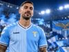 Lazio, Footy Headlines: Hummel sarà il nuovo sponsor tecnico dal 2027/28 Footy Headlines: Hummel sarebbe pronta a diventare il nuovo sponsor tecnico della Lazio dal 2027/28, sostituendo Mizuno. Accordo anche con il Porto.