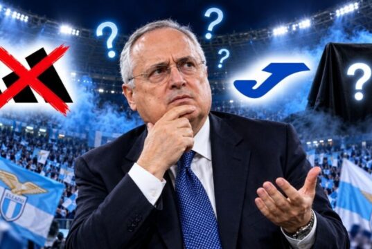 Lazio, dopo Mizuno quale sponsor? Joma non convince, il ritorno di Umbro sarebbe tutta un’altra storia Il contratto tra Lazio e Mizuno scade nel 2027. Joma è una delle piste, mentre circolano i nomi di Umbro, Castore e Macron. Adidas resta una suggestione.